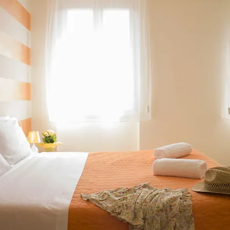 The Lighthouse Πανσιόν Λατζίζε